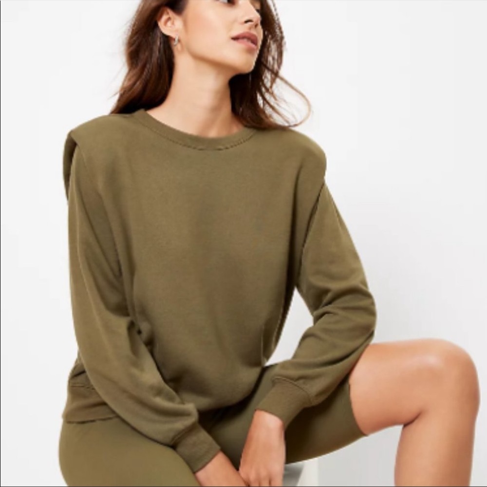 Green sweatshirt with shoulder pads. Perfectly structured.